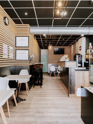 Intérieur chaleureux et espace salon de thé de la boulangerie Maison Vivien à Caen