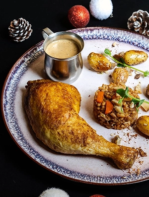 Suprême de pintade rôti et ses accompagnements, plat traiteur festif par Maison Vivien à Caen