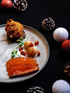 Assiette traiteur gourmande avec duo de saumon fumé et Saint-Jacques poêlées, idéale pour les repas de fêtes de fin d'année - Maison Vivien Caen