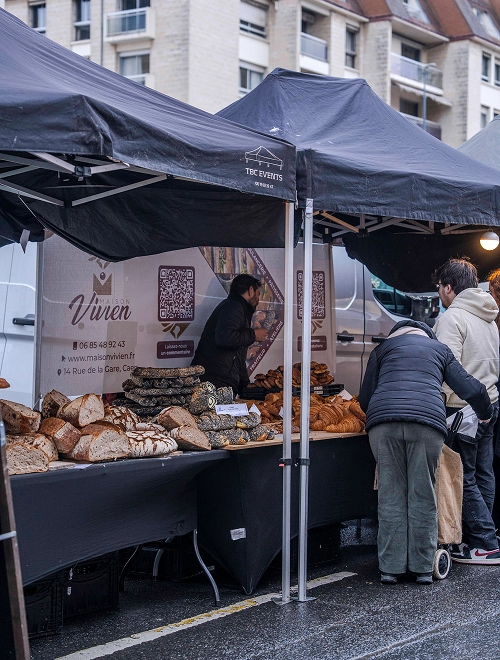 Stand de la boulangerie Maison Vivien proposant des pains artisanaux et rustiques sur les marchés de Caen
